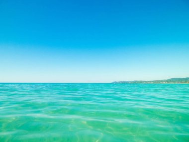 Yaz günü, mavi, mavi gökyüzü arka planında Tyrhenian deniz suyu. Tatiller ve doğa konsepti. Boşluğu kopyala.