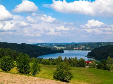 Ostrzyckie Gölü ve Wiezyca Bölgesi, Pomerania, Kashubia, Polonya 'nın güzel manzarası.