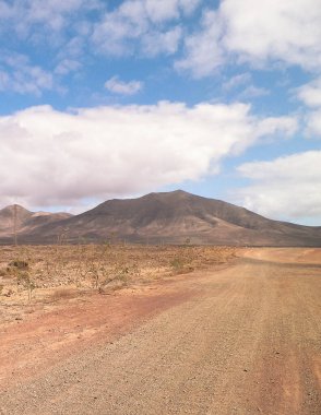 Çöl ve dağlar Lanzarote adasının tipik bir manzarasıdır. Kanarya Adaları takımadaları.
