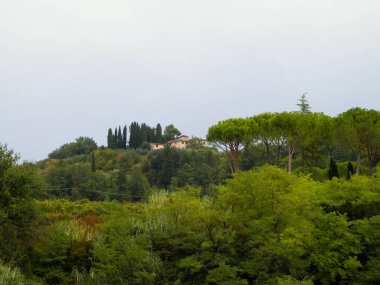 İtalya 'da sonbahar - Toskana tepeleri bulutlu bir günde. Bulutlu gökyüzünde uzayı kopyala.