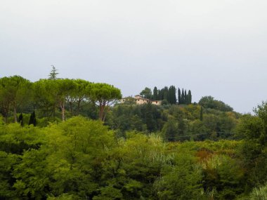 İtalya 'da sonbahar - Toskana tepeleri bulutlu bir günde. Bulutlu gökyüzünde uzayı kopyala.
