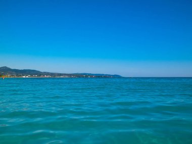 Vada, İtalya 'nın deniz ve kıyıları. Şeffaf, turkuaz su ve beyaz kum. Seyahat ve doğa kavramı.