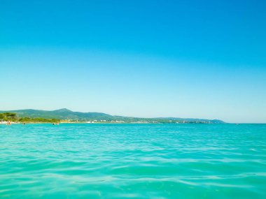 Vada, İtalya 'nın deniz ve kıyıları. Şeffaf, turkuaz su ve beyaz kum. Seyahat ve doğa kavramı.