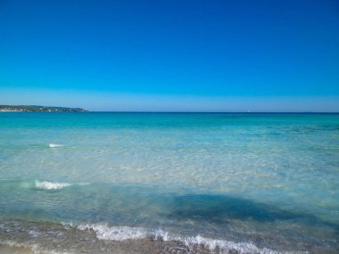 İtalya, Vada 'da sahil ve sahil. Şeffaf, turkuaz su ve beyaz kum. Seyahat ve doğa kavramı.