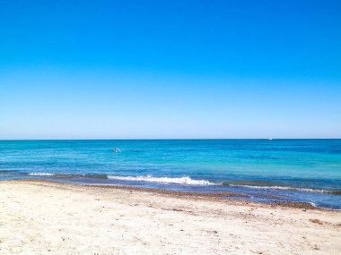 Vada 'daki kumsal, şeffaf, turkuaz su ve beyaz kum. Seyahat ve doğa kavramı.