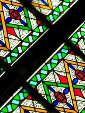 Mimari arka plan olarak lekeli camlar. Frombork 'ta baş-görüşürüz. Sanat geçmişi. Frombork Katedrali 'nde Aziz Andrew.