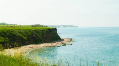 Karadeniz kıyılarındaki uçurumlar. Romanya 'nın Vama Veche kentinde kayalıkların manzarası ve plaj. Doğa ve seyahat kavramı.