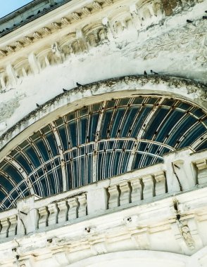 Romanya 'nın Köstence kentindeki eski kumarhane binasının mimari detayları. Mimarlık konsepti.