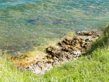 Karadeniz 'in kıyısındaki uçurumdan bak. Karadeniz 'in güzel şeffaf suyu, keşif ve doğa konsepti, Romanya ve Dobrogea bölgesi.