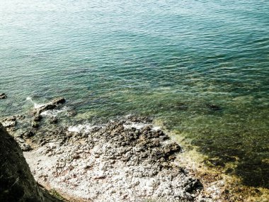 Karadeniz 'in kıyısındaki uçurumdan bak. Karadeniz 'in güzel şeffaf suyu, keşif ve doğa konsepti, Romanya ve Dobrogea bölgesi.