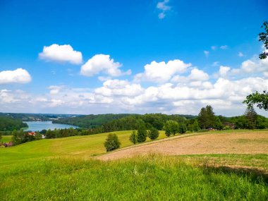 Tepeler, çayırlar ve güzel Ostrzyckie Gölü, Kashubia, Polonya manzarası..
