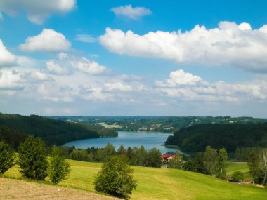 Ostrzyckie Gölü ve Wiezyca Bölgesi, Pomerania, Kashubia, Polonya 'nın güzel manzarası.