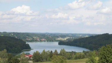 Ostrzyckie Gölü ve Wiezyca Bölgesi, Pomerania, Kashubia, Polonya 'nın güzel manzarası.