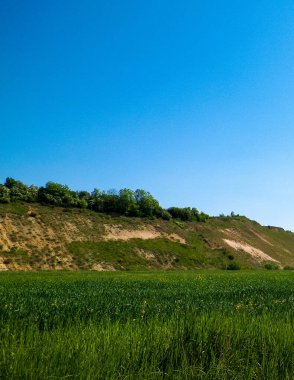 Maden bölgesindeki çakıl ocağı. Kuzey Polonya. Gökyüzündeki boşluğu kopyala. Doğal çevre keşfi kavramı.