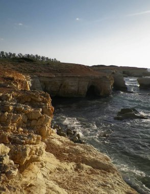 Kıbrıs adasındaki Coral Bay yakınlarında kaya oluşumları. Yaz mevsimi.