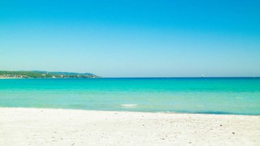 A beautiful sandy beach in Vada. Tuscany racej is not associated with tropical views. As you can see in the picture, here you will also find turquoise water and snow-white sand.