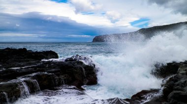 Dalgalar kayalara çarpıyor. Sao Miguel 'de rüzgarlı bir hava var, Azores. Piscinas Naturais Caneiros Doğal Parkı.