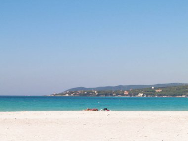 A beautiful sandy beach in Vada. Tuscany racej is not associated with tropical views. As you can see in the picture, here you will also find turquoise water and snow-white sand.