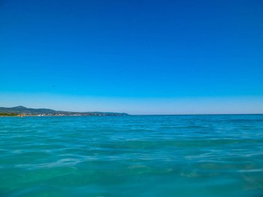 Vada, Toskana, İtalya 'da deniz kıyısında. Yaz gününde Akdeniz doğası, mavi gökyüzü arka planında Tyrhenian deniz suyu. Tatiller ve doğa konsepti. Boşluğu kopyala.