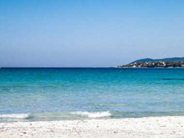 A beautiful sandy beach in Vada. Tuscany racej is not associated with tropical views. As you can see in the picture, here you will also find turquoise water and snow-white sand.
