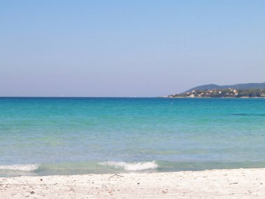 A beautiful sandy beach in Vada. Tuscany racej is not associated with tropical views. As you can see in the picture, here you will also find turquoise water and snow-white sand.