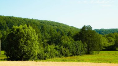 Polonya 'nın Kashubian bölgesinde, Wiezyca' nın arazi ve tepeleri. Tarım ve keşif kavramı.