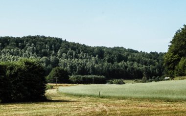 Polonya 'nın Kashubian bölgesinde, Wiezyca' nın arazi ve tepeleri. Tarım ve keşif kavramı.