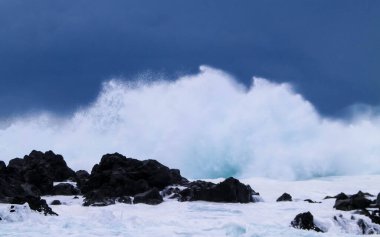 Dalgalar kayalara çarpıyor. Sao Miguel 'de rüzgarlı bir hava var, Azores. Piscinas Naturais Caneiros Doğal Parkı.