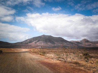 Çöl ve dağlar Lanzarote adasının tipik bir manzarasıdır. Kanarya Adaları takımadaları.
