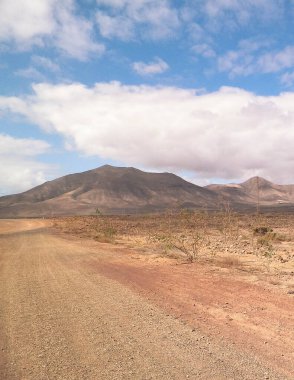 Çöl ve dağlar Lanzarote adasının tipik bir manzarasıdır. Kanarya Adaları takımadaları.