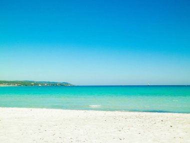 A beautiful sandy beach in Vada. Tuscany racej is not associated with tropical views. As you can see in the picture, here you will also find turquoise water and snow-white sand.