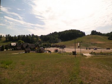 Wiezyca 'da kayak pisti, Kashubian bölgesi, Polonya. Spor ve seyahat konsepti.