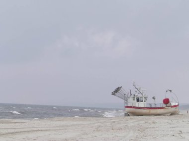 Kışın Baltık Denizi kıyısında tekne. Krynica ve Piaski Rusya sınırına yakın Polonya