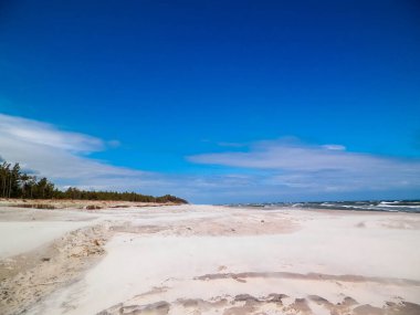 Polonya, Stilo 'daki kumsal. Baltık Denizi kıyısı. Boşluğu mavi gökyüzünde kopyala.
