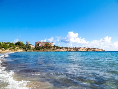 Akdeniz kıyısı. Kıbrıs adasındaki Coral Sahili. Turistik bölge.