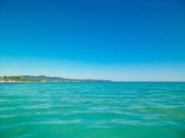 İtalya 'da Vada sahilleri, mavi gökyüzü arka planında Tyrhenian deniz suyu. Tatiller ve doğa konsepti. Boşluğu kopyala.