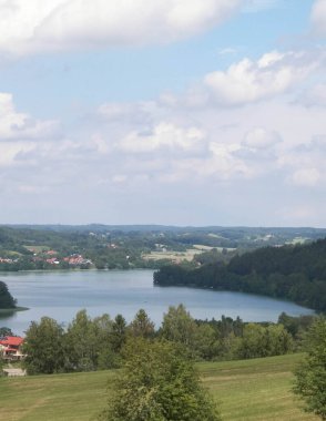 Ostrzyckie Gölü ve Wiezyca Bölgesi, Pomerania, Kashubia, Polonya 'nın güzel manzarası.