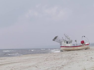 Kışın Baltık Denizi kıyısında tekne. Krynica ve Piaski Rusya sınırına yakın Polonya