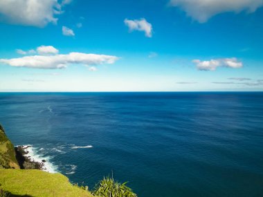 Sao Miguel 'in sahil kayalıkları, Azores adaları. Doğanın güzelliği, boşluğu mavi gökyüzünde kopyala.