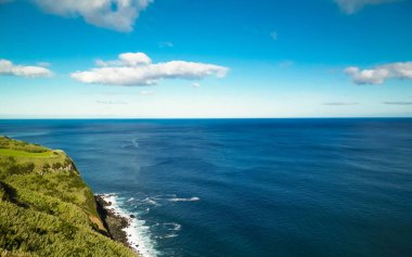 Sao Miguel 'in sahil kayalıkları, Azores adaları. Doğanın güzelliği, boşluğu mavi gökyüzünde kopyala.