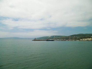 Bulgaristan 'ın Balchik kentinde marina manzarası. Karadeniz kıyısında fırtınalı bir hava, seyahat ve doğa konsepti.