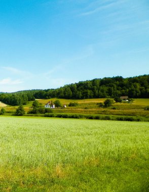 Polonya 'nın Kashubian bölgesinde, Wiezyca' nın arazi ve tepeleri. Tarım ve keşif kavramı.