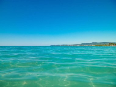 Yaz günü, mavi, mavi gökyüzü arka planında Tyrhenian deniz suyu. Tatiller ve doğa konsepti. Boşluğu kopyala.