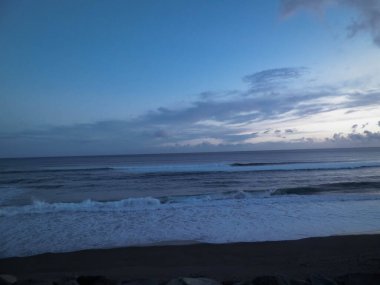 Atlantik Okyanusu, Ribiera Grande, Azores Adaları üzerinde gün batımından sonra dramatik bir gökyüzü.