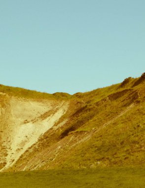Maden bölgesindeki çakıl ocağı. Kuzey Polonya. Gökyüzündeki boşluğu kopyala. Doğal çevre keşfi konsepti. Sanatsal soyut filtre tonu.