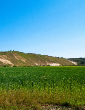 Maden bölgesindeki çakıl ocağı. Kuzey Polonya. Gökyüzündeki boşluğu kopyala. Doğal çevre keşfi kavramı.