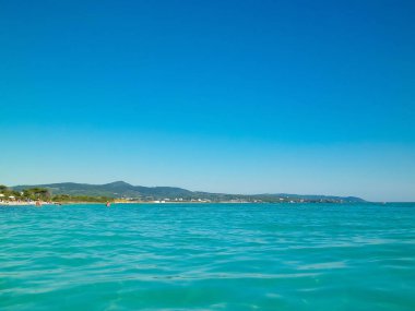 Vada, İtalya 'nın deniz ve kıyıları. Şeffaf, turkuaz su ve beyaz kum. Seyahat ve doğa kavramı.