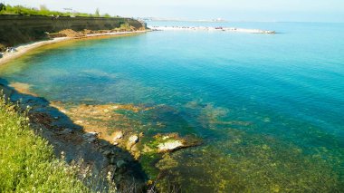 Karadeniz kıyılarındaki uçurumlar. Romanya 'nın Vama Veche kentinde kayalıkların manzarası ve plaj. Doğa ve seyahat kavramı.