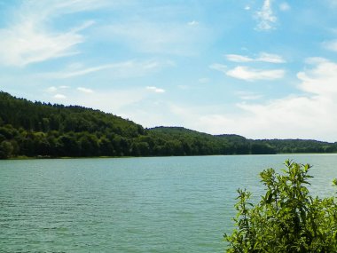 Polonya 'nın Kashubian bölgesindeki Wiezyca' daki Ostrzyckie Gölü manzarası. Seyahat kavramı.