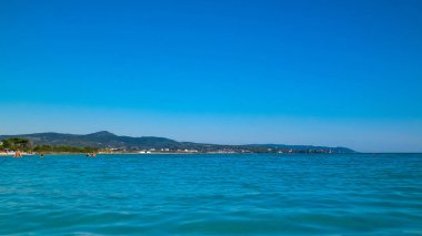 Vada, İtalya 'nın deniz ve kıyıları. Şeffaf, turkuaz su ve beyaz kum. Seyahat ve doğa kavramı.